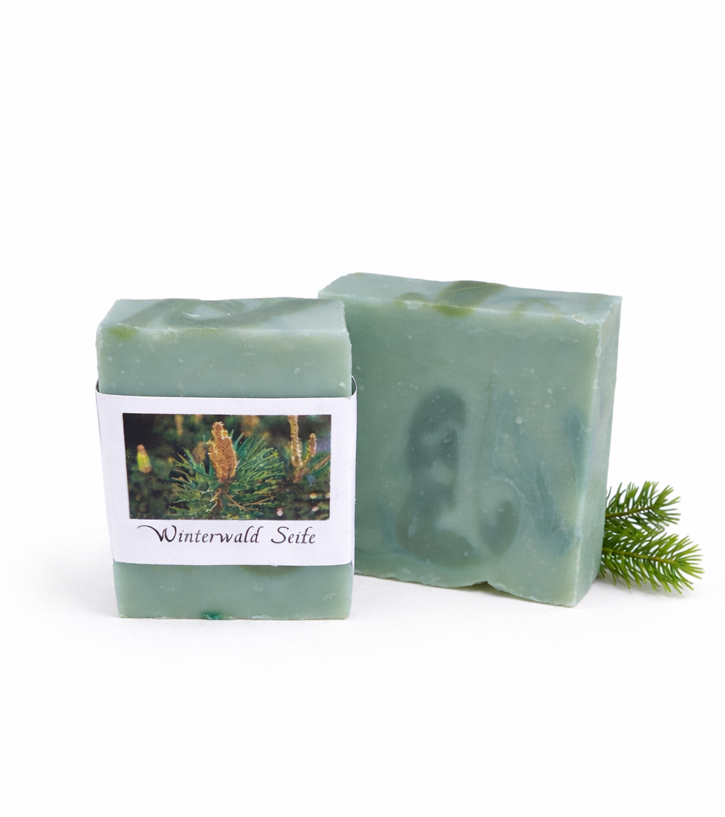 Handgemachte Winterwald Naturseife mit frischem Tannenduft und ätherischen Ölen. Natürlich, pflegend und ideal für die kalte Jahreszeit.
