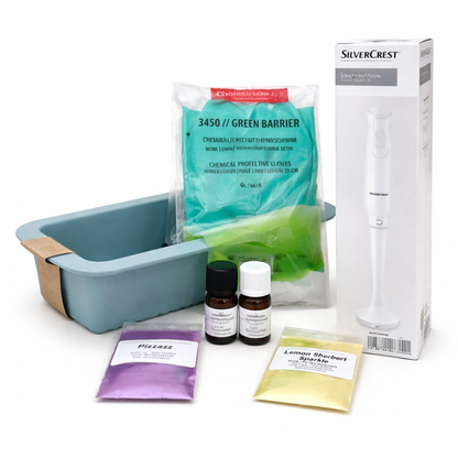 Zubehör für Seife selber machen im Kaltverfahren mit Mixer, Seifenformen und Schutzhandschuhen.